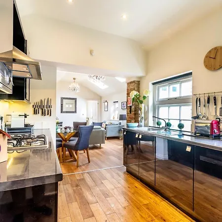 Moatside Gate Apartment